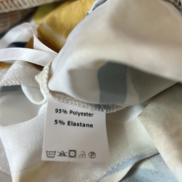 NWOT, Small Women's 2 Piece Outfit, crop top and shorts - Picture 10 of 10